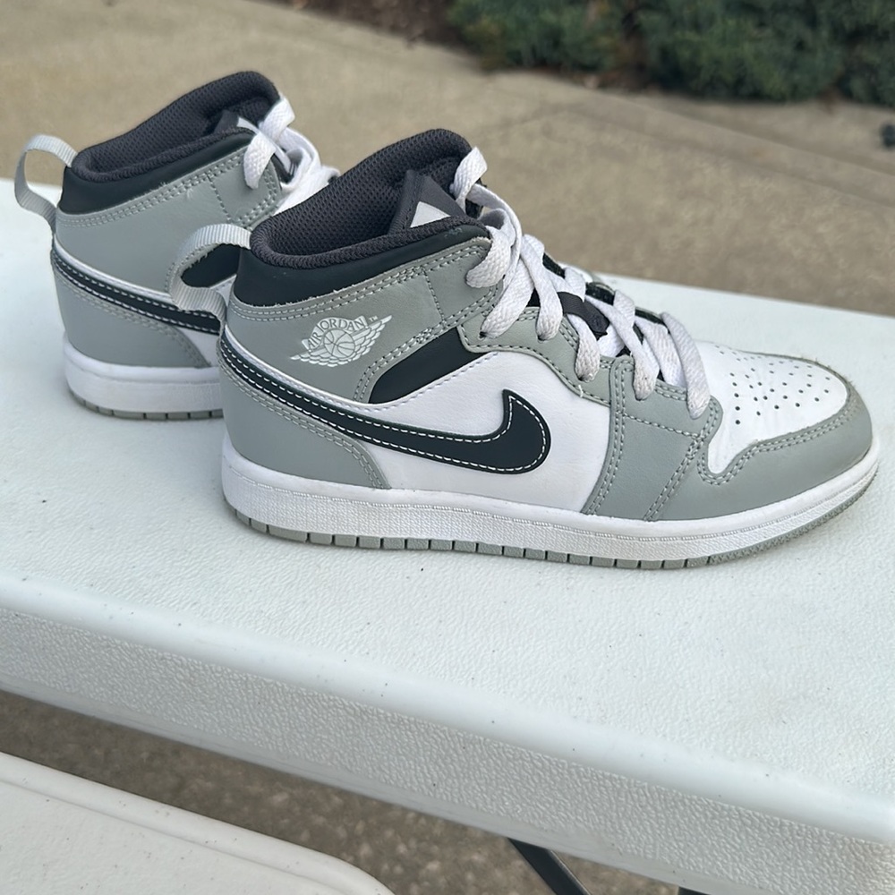 Air Jordan Mid boys size 1Y